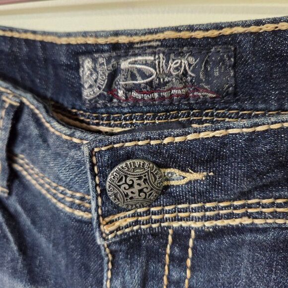 LIKE NEW SILVER JEANS SUKI HIGH SHORTS SIZE 31 W - Picture 9 of 16